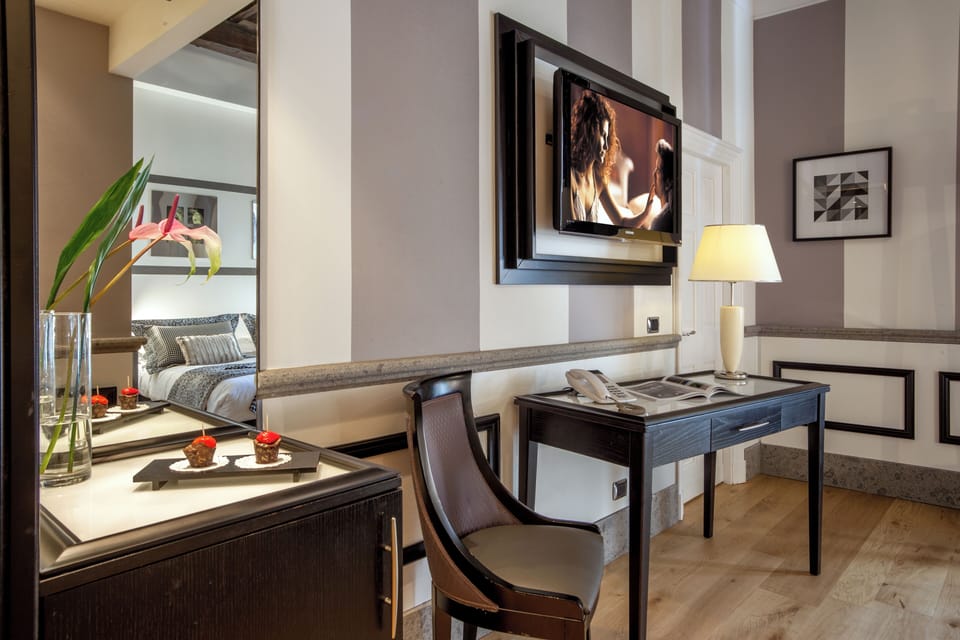 Deluxe Double | In-room safe, WiFi (free), bed sheets