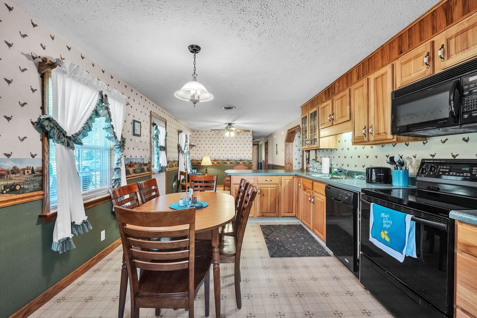 Cottage, 3 Bedrooms | Private kitchen | Coffee/tea maker, fridge, oven, toaster