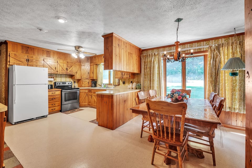 Cottage, 3 Bedrooms | Private kitchen | Fridge, oven, coffee/tea maker, toaster