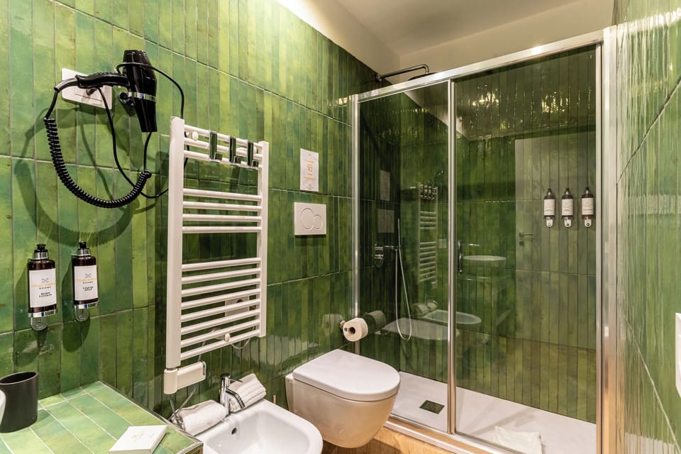 Deluxe Room, City View | Bathroom | Shower, free toiletries, hair dryer, bidet