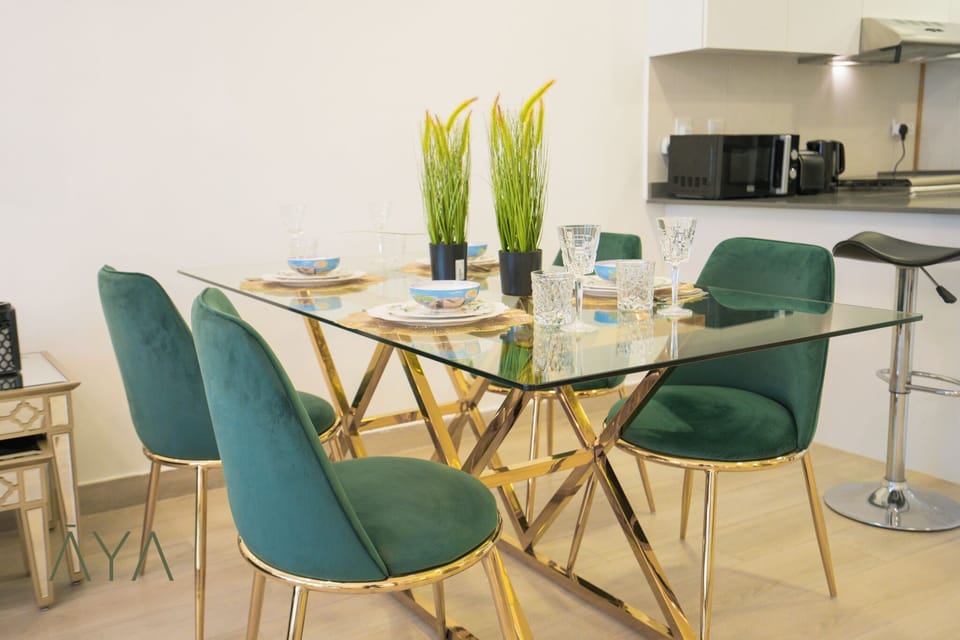Deluxe Apartment, Balcony, City View | Dining room