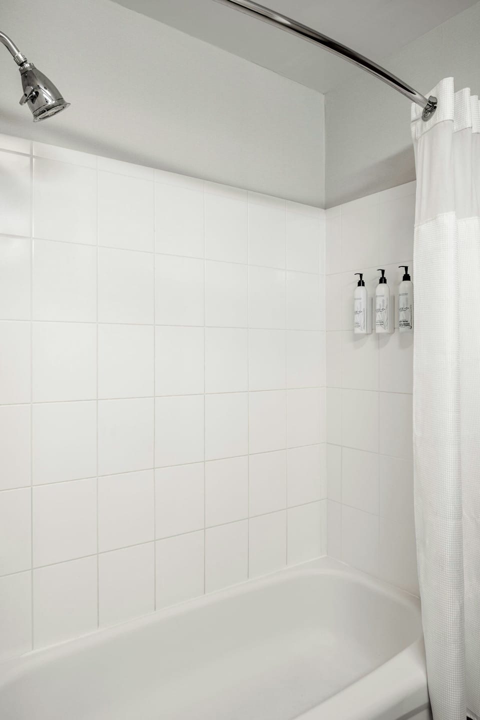Combined shower/tub, hair dryer, towels