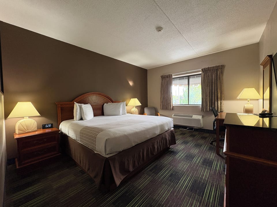 Deluxe Room, 1 King Bed, Jetted Tub | Desk, iron/ironing board, free WiFi, bed sheets