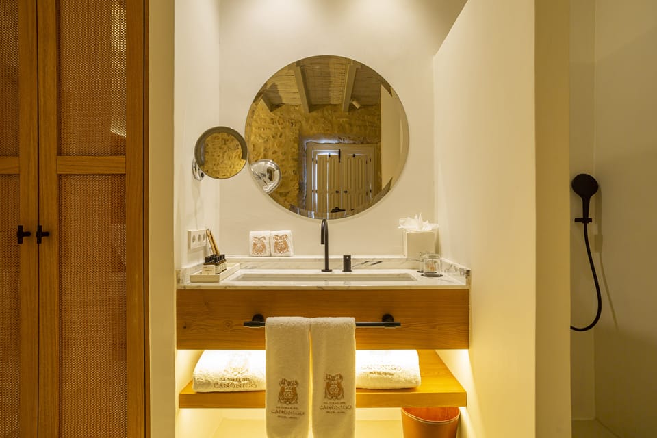 Standard Double Room | Bathroom | Shower, rainfall showerhead, designer toiletries, hair dryer
