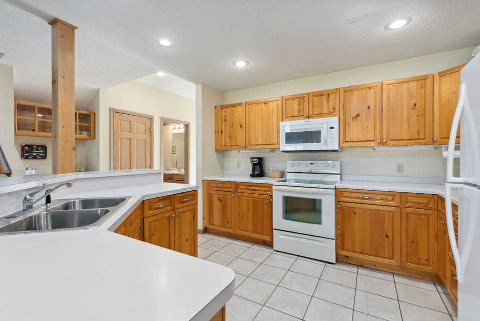 Family Townhome | Private kitchen | Microwave, coffee/tea maker, toaster, cleaning supplies