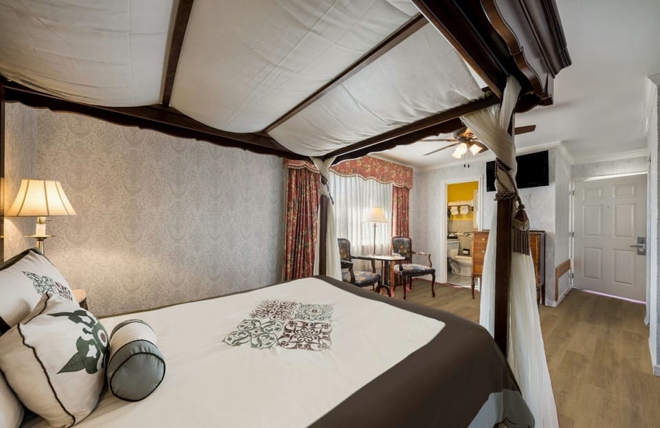 Deluxe Room, 1 Queen Bed | Premium bedding, pillowtop beds, iron/ironing board, WiFi (free)