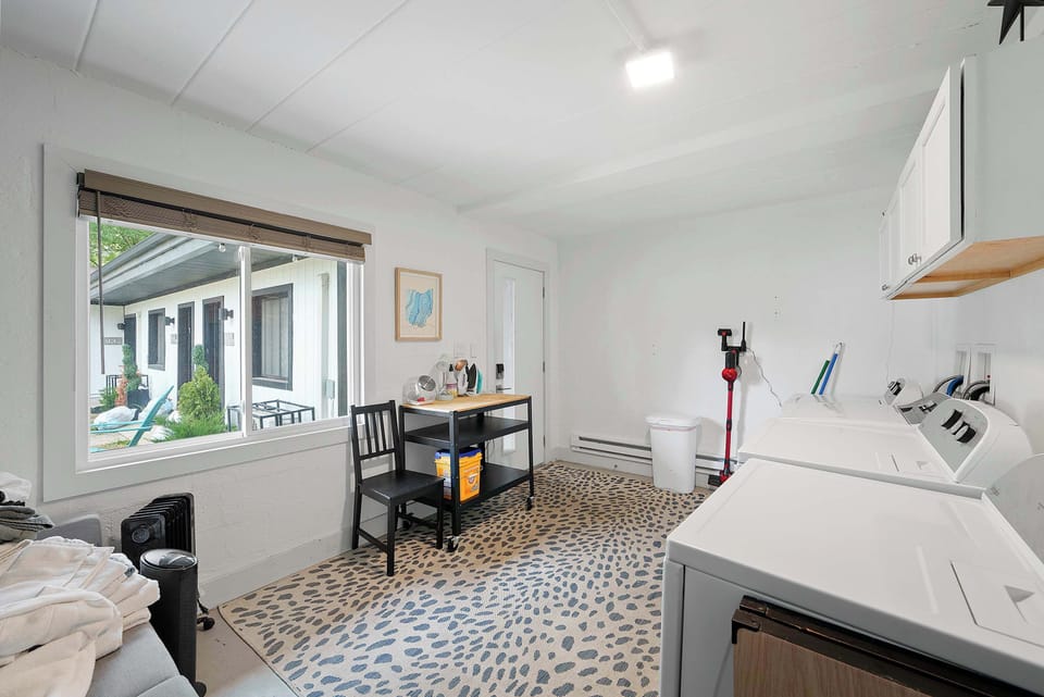 Studio Suite, 1 Queen Bed, Kitchen, Garden View (Chic City Retreat 87) | Interior