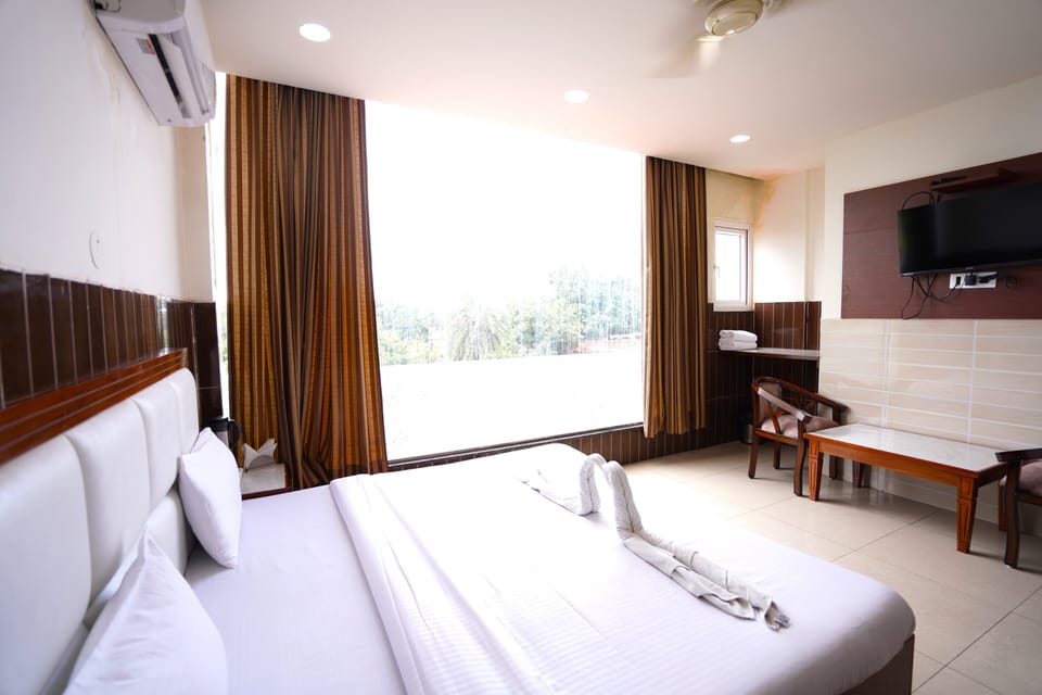 Deluxe Room, City View | Pillowtop beds, free WiFi, bed sheets, wheelchair access