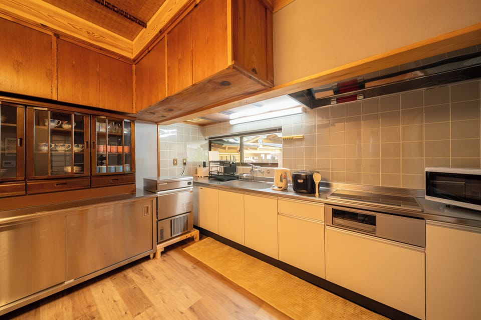 Fridge, microwave, cookware/dishes/utensils, ice maker