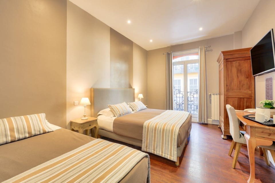 Triple Room | In-room safe, desk, blackout drapes, soundproofing
