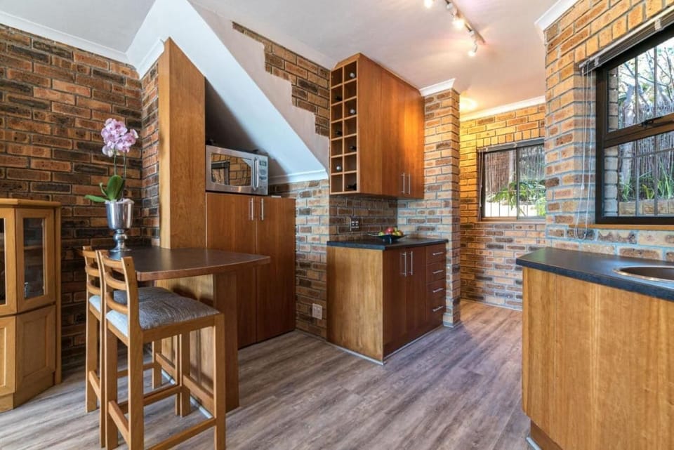 Executive Duplex | Private kitchenette | Mini-fridge, microwave, cookware/dishes/utensils