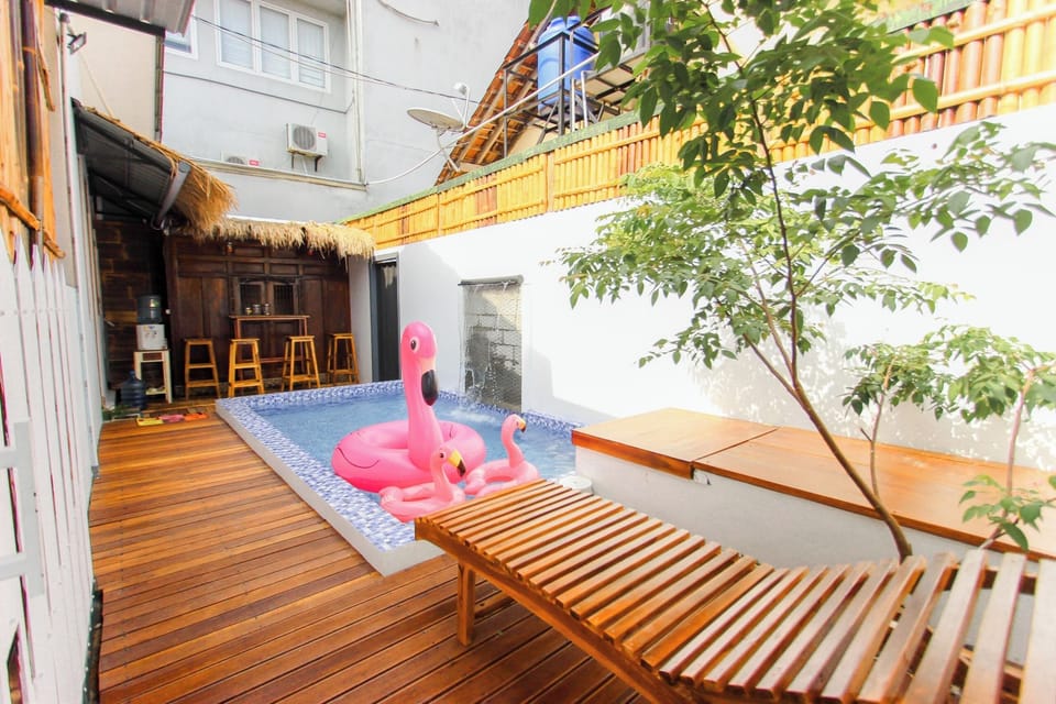 Outdoor pool, free cabanas, sun loungers