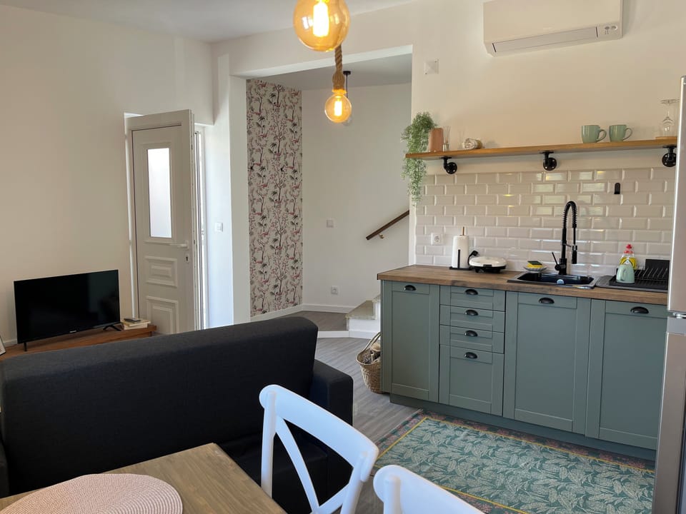 House, Vineyard View | In-room dining