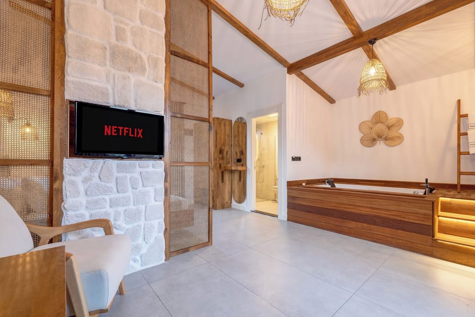 Junior Suite, Jetted Tub, Pool View | Hypo-allergenic bedding available, down comforters, minibar, desk