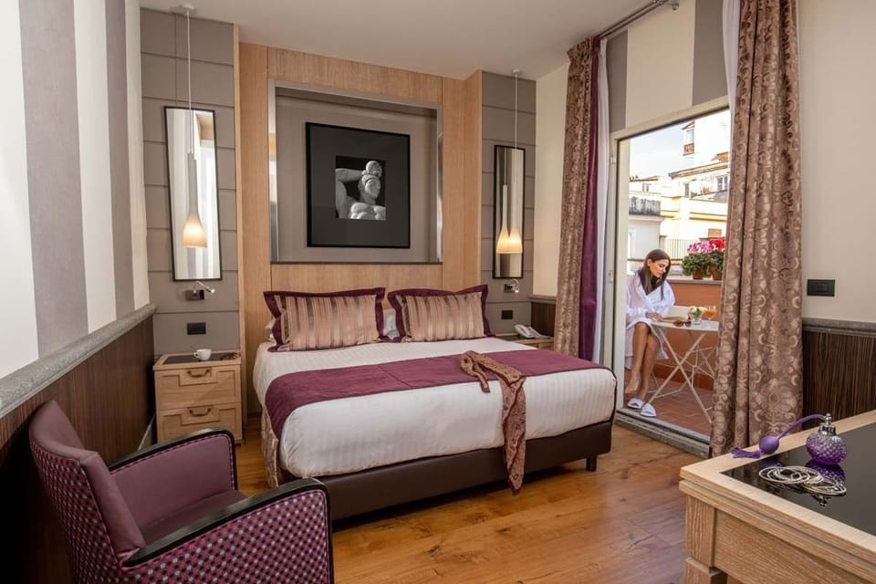 Town House | In-room safe, desk, bed sheets