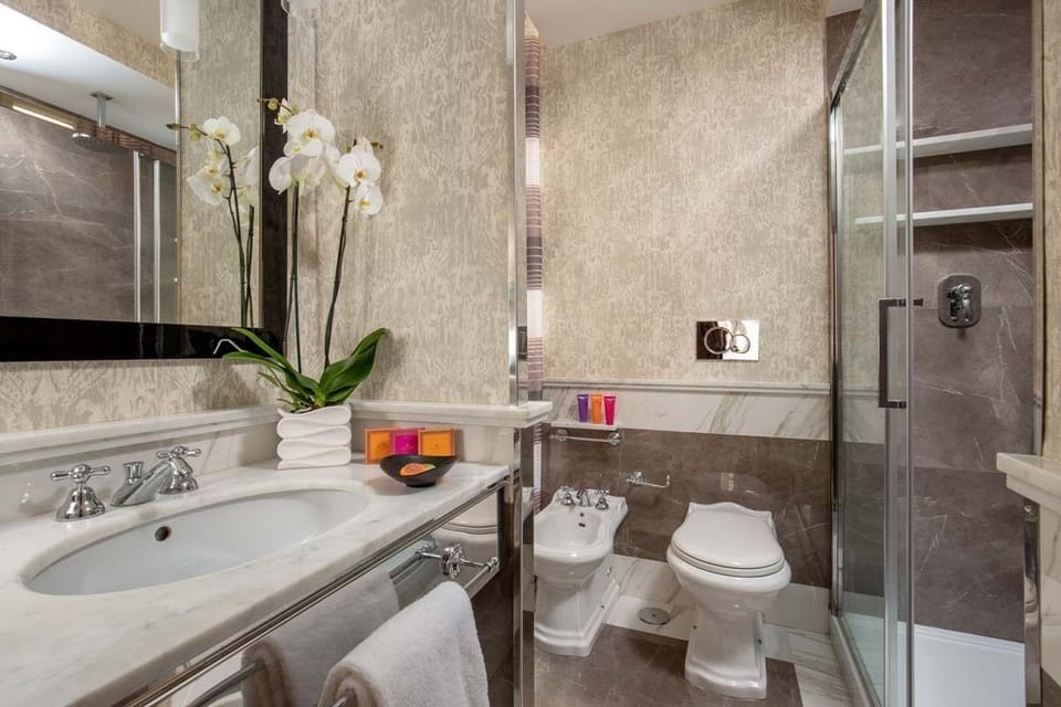 Town House | Bathroom | Shower, free toiletries, hair dryer, slippers