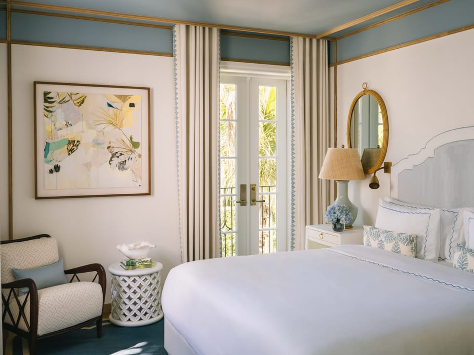 Suite, 1 Bedroom, Corner | Free minibar items, in-room safe, desk, laptop workspace