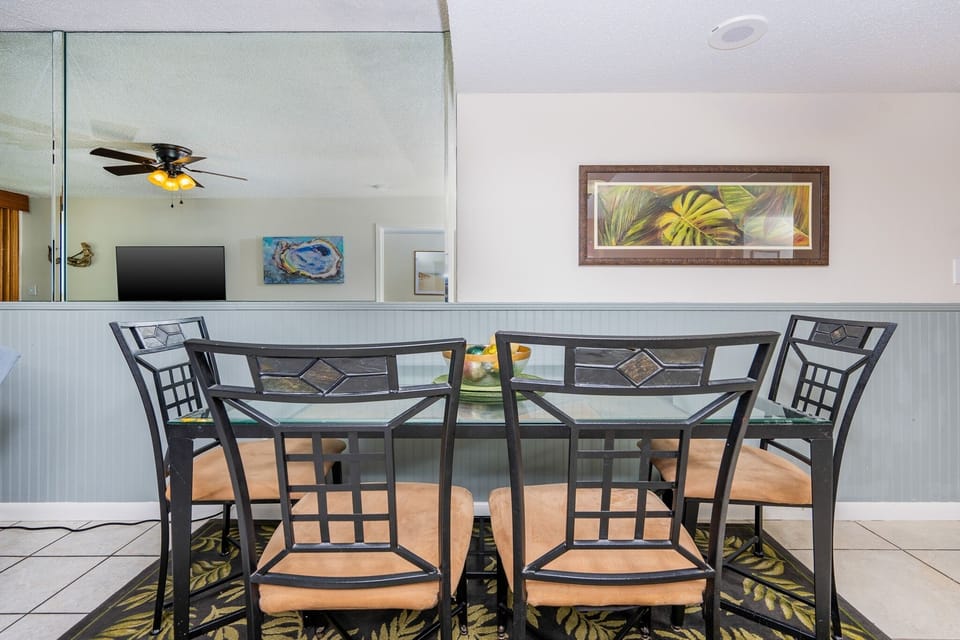 Condo, 2 Bedrooms | Dining