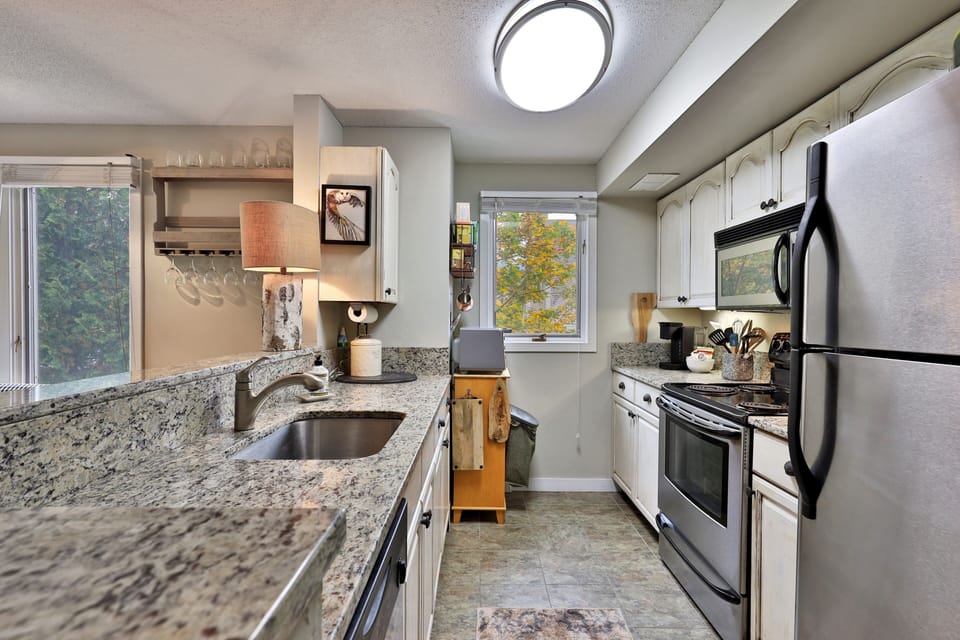 Condo, 3 Bedrooms | Private kitchen | Coffee/tea maker, fridge, oven, toaster