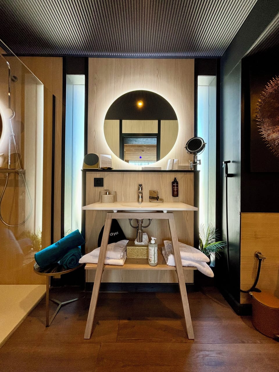 Standard Chalet, Garden View | Bathroom | Shower, hair dryer, slippers, towels