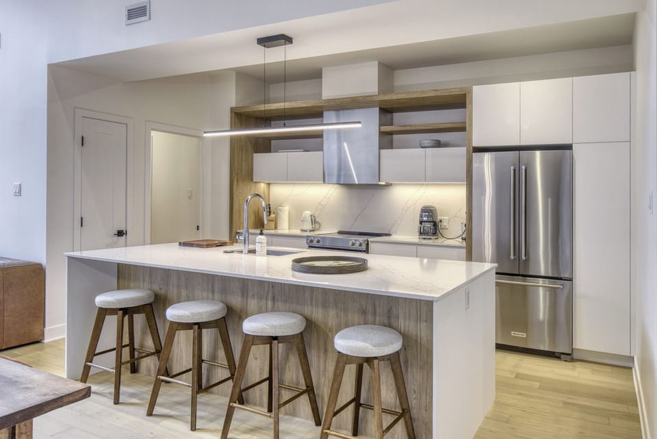Design Condo, 3 Bedrooms, Mountain View | Private kitchen | Full-size fridge, microwave, oven, stovetop