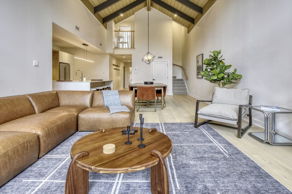 Design Condo, 3 Bedrooms, Mountain View | Living area
