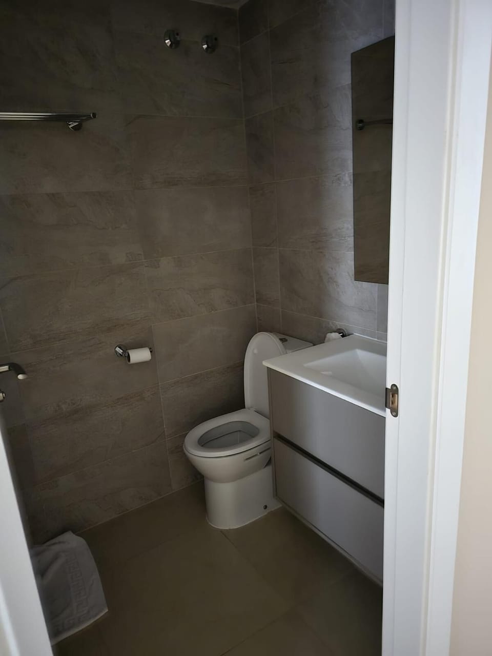 Classic Quadruple Room, City View | Bathroom