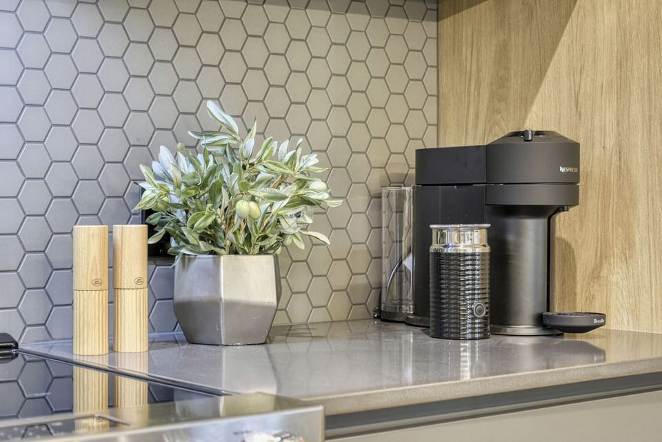 Design Condo, 3 Bedrooms, Mountain View | Private kitchen | Full-size fridge, microwave, oven, stovetop