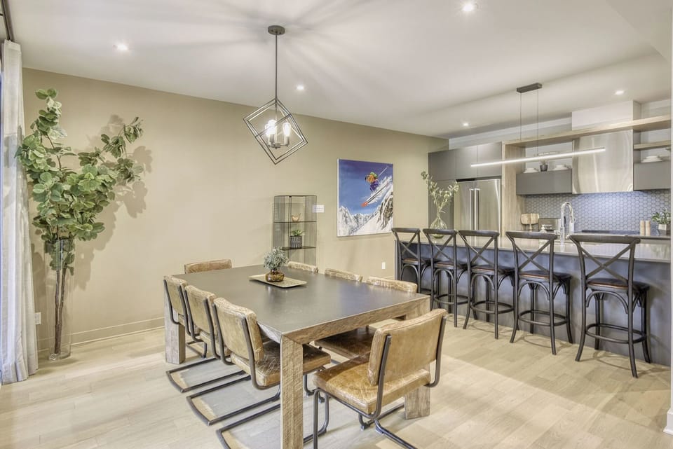 Design Condo, 3 Bedrooms, Mountain View | In-room dining