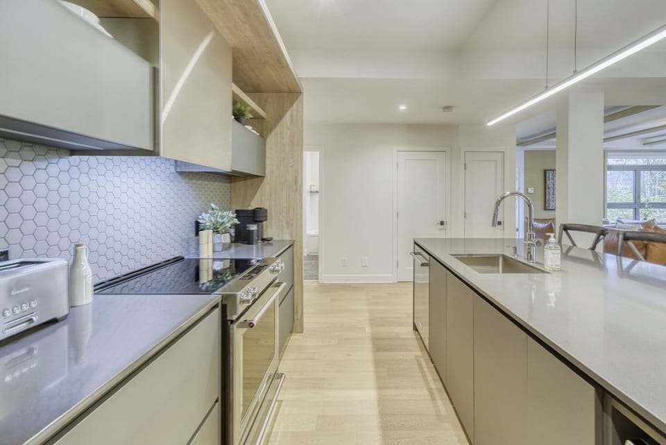 Design Condo, 3 Bedrooms, Mountain View | Private kitchen | Full-size fridge, microwave, oven, stovetop
