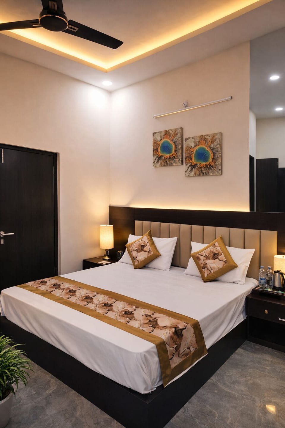 Deluxe Room, 1 King Bed, City View | Egyptian cotton sheets, premium bedding, desk, laptop workspace