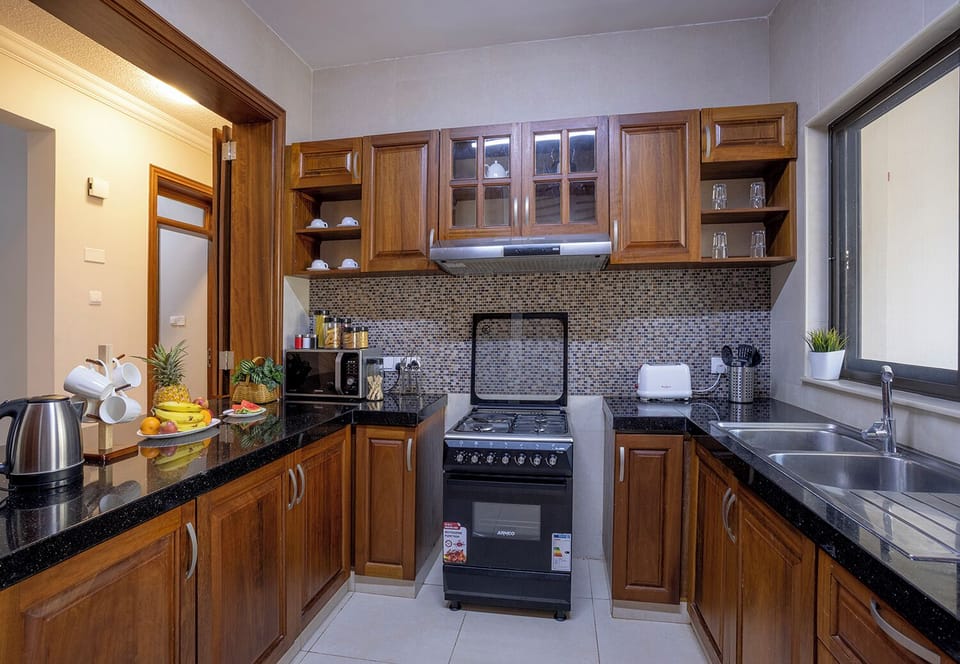 Full-size fridge, microwave, oven, stovetop