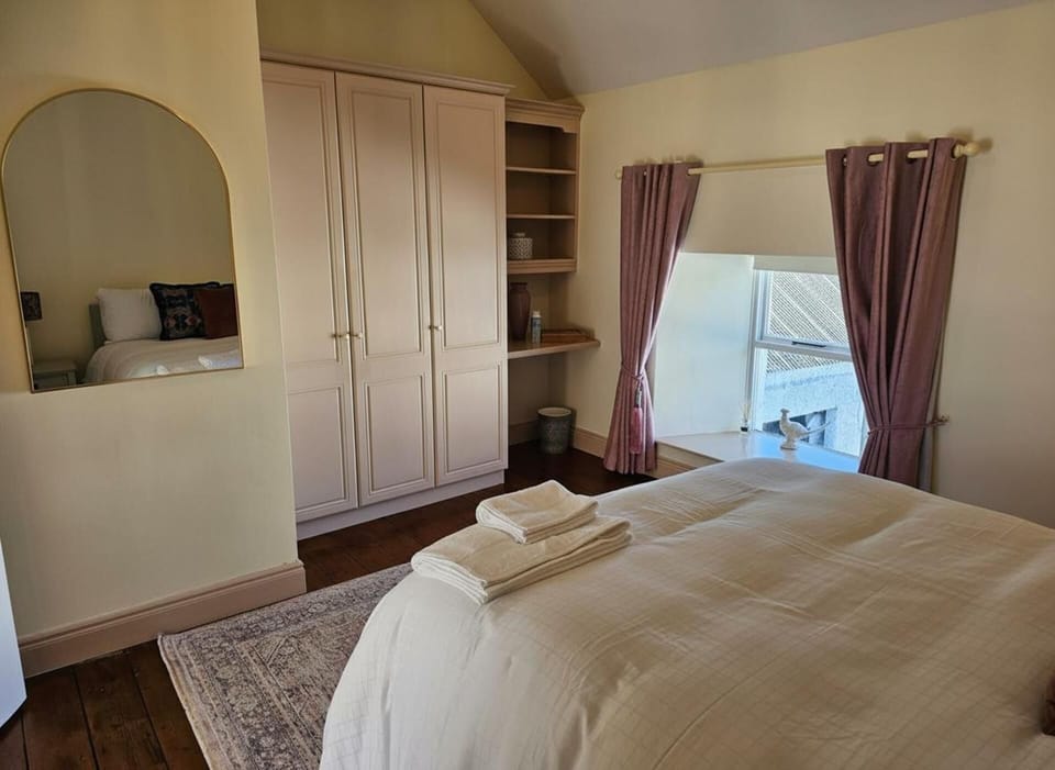 3 bedrooms, WiFi (free), bed sheets