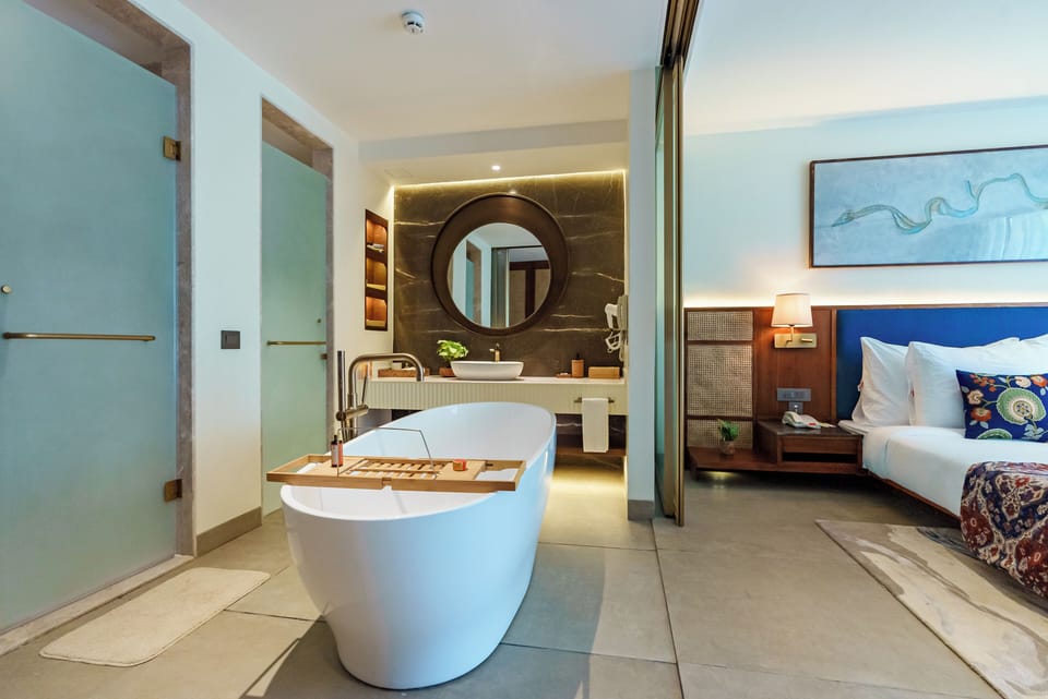 Premium Suite | Bathroom | Hair dryer, bathrobes, slippers, bidet