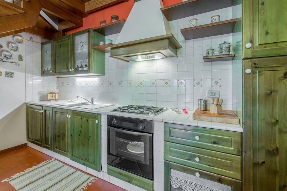House, Balcony, Hill View | Private kitchen | Full-size fridge, microwave, oven, stovetop
