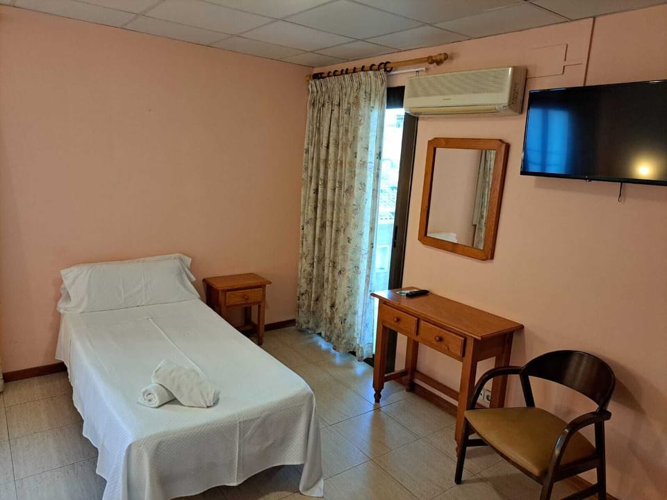 Single Room, Balcony, City View | Laptop workspace, iron/ironing board, free WiFi, bed sheets