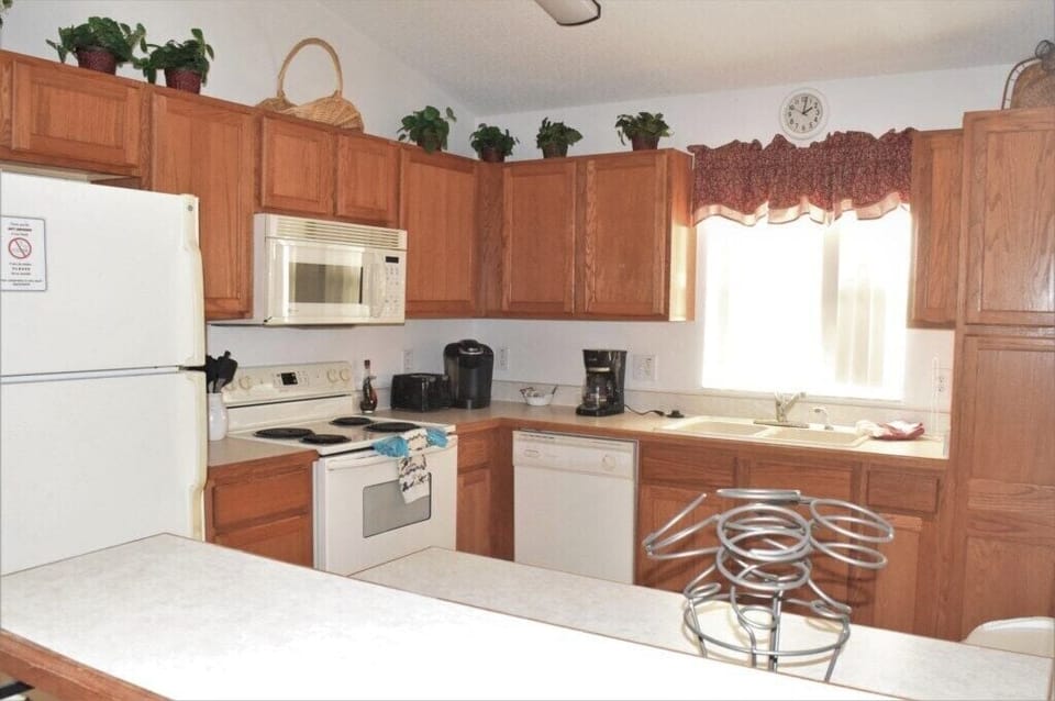 House, Multiple Beds, Pool Access, Pool View (6 bed property - Indian Creek) | Private kitchen | Fridge, microwave, oven, stovetop