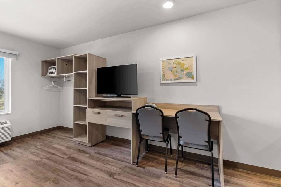 Suite, 1 King Bed, Non Smoking | Laptop workspace, free WiFi, bed sheets