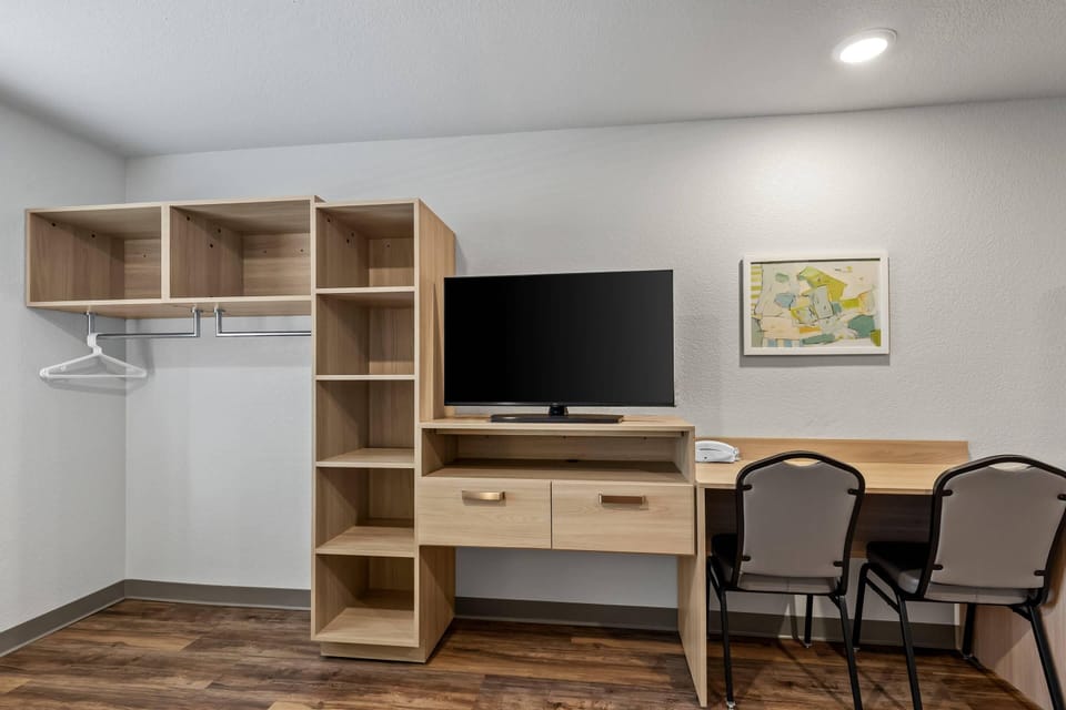 Suite, 1 King Bed, Non Smoking | Desk, free WiFi, bed sheets