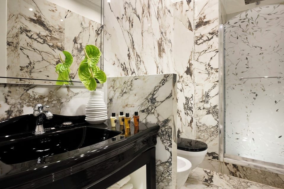 Superior Double with Partial Sea View | Bathroom | Shower, free toiletries, hair dryer, bidet