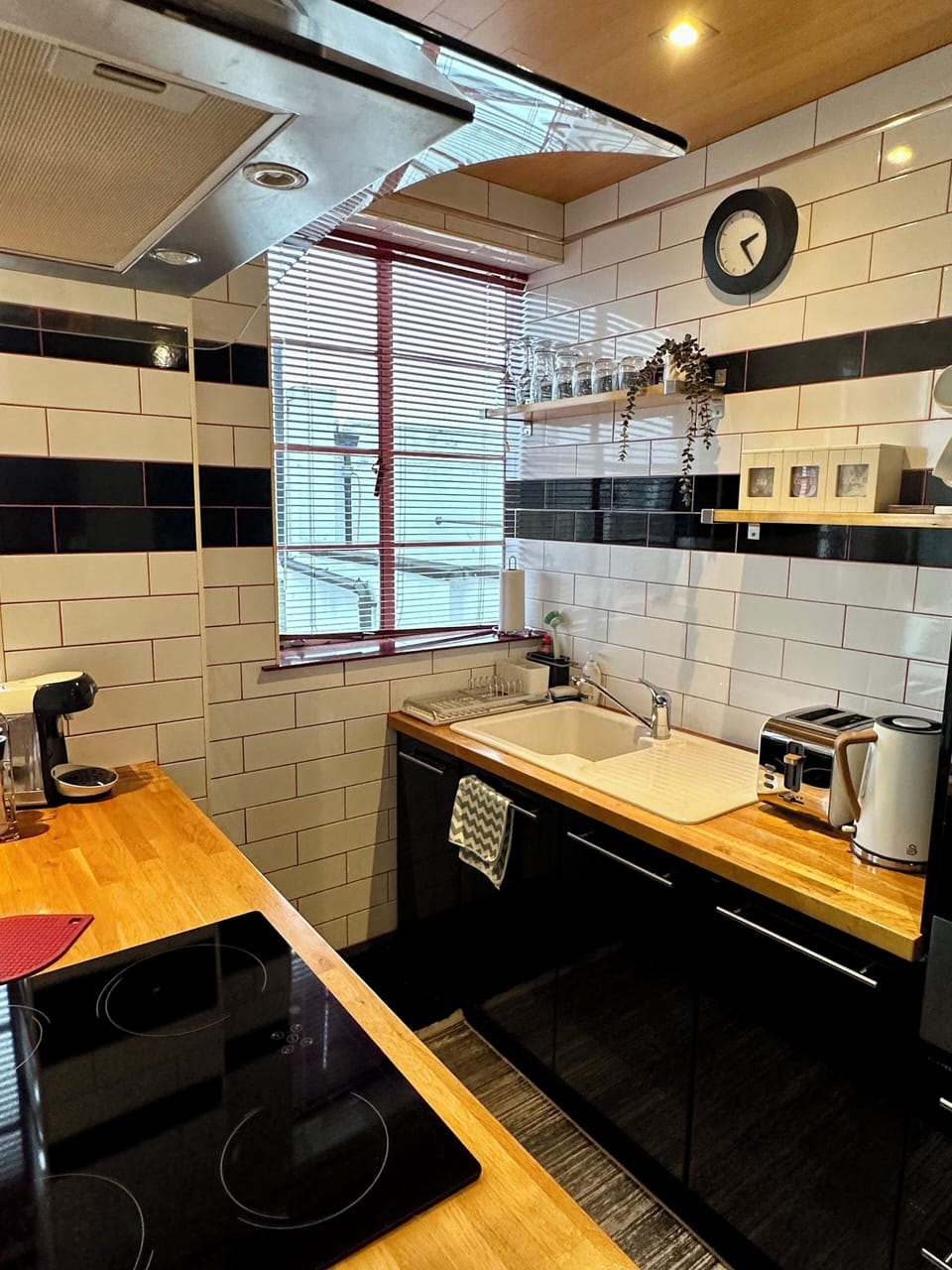 Standard Apartment, City View | Private kitchen | Full-size fridge, microwave, oven, stovetop