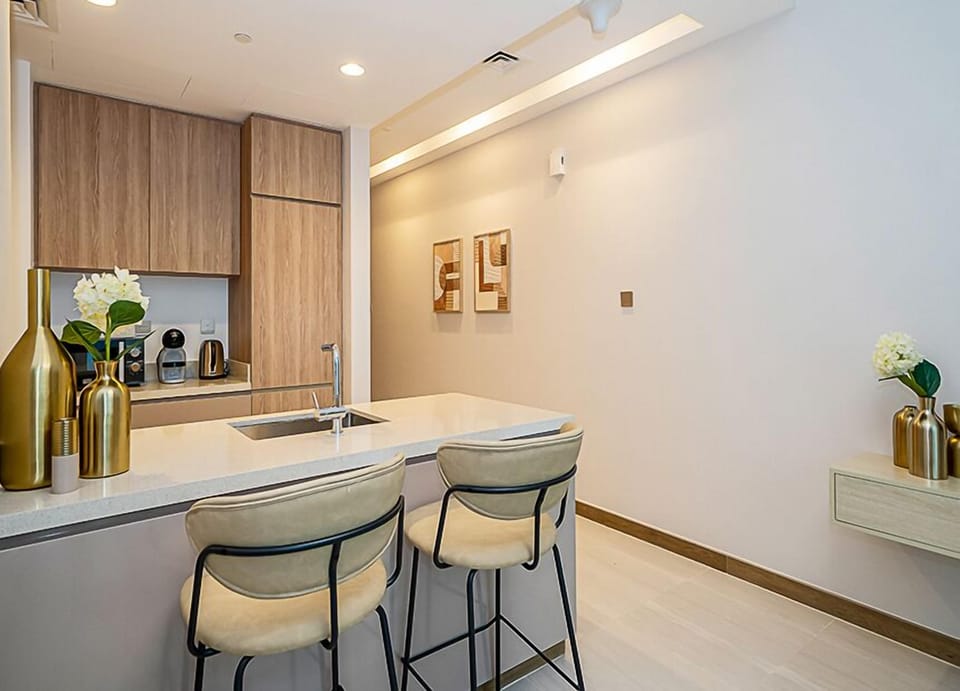 Deluxe Room, Balcony, City View | In-room dining
