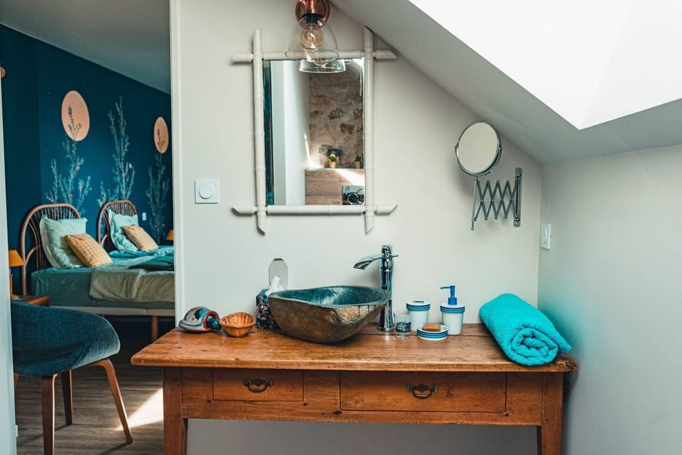 Comfort Twin Room, Park View | Bathroom | Hair dryer, towels, soap, shampoo