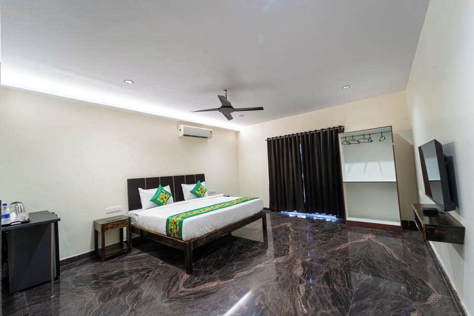 Deluxe Room | Desk, blackout drapes, iron/ironing board, rollaway beds
