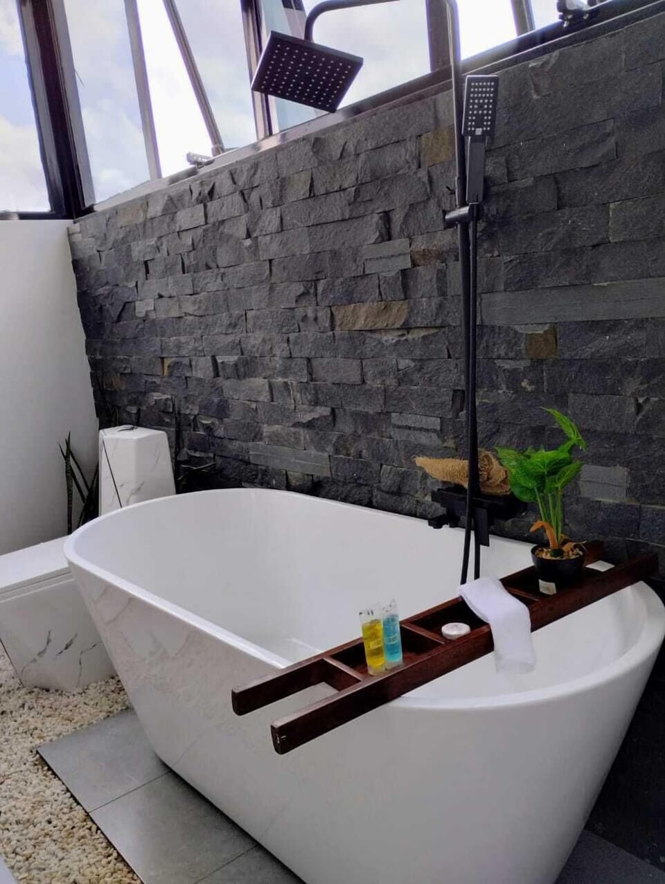 Superior Double Room, Mountain View | Bathroom | Combined shower/tub, slippers, towels, soap