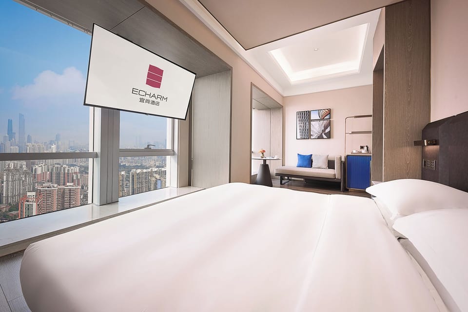 Exclusive Double Room | Hypo-allergenic bedding, desk, laptop workspace, soundproofing