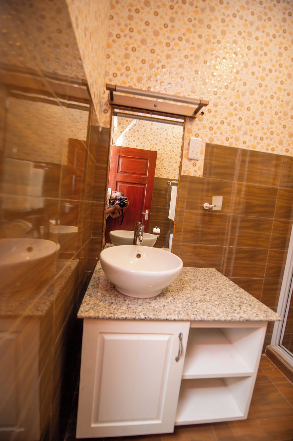 Deluxe Room | Bathroom | Shower, free toiletries, towels, soap