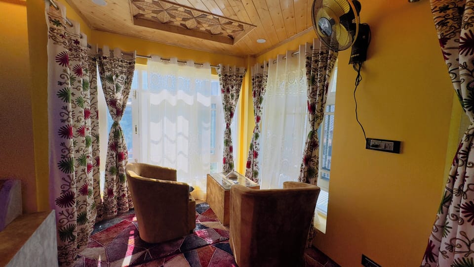 Deluxe Double Room, Mountain View | Living area