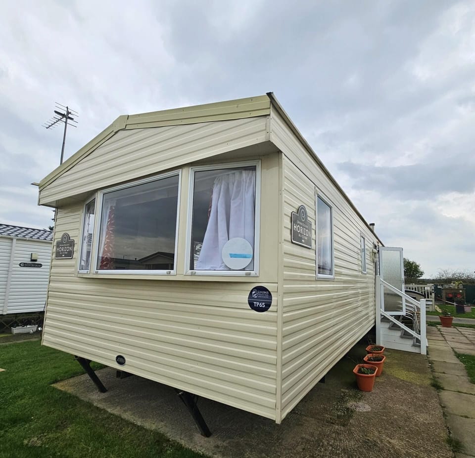 3 Bed Caravan Sleeps 6 With Parking Chalet in Rhyl
