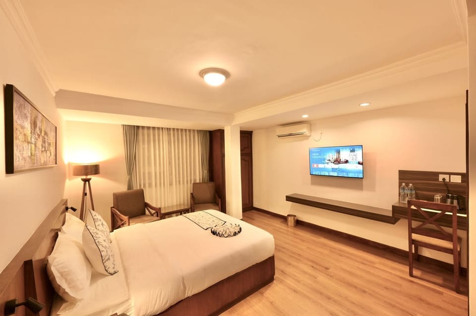 Deluxe Double Room, City View | In-room safe, desk, laptop workspace, soundproofing